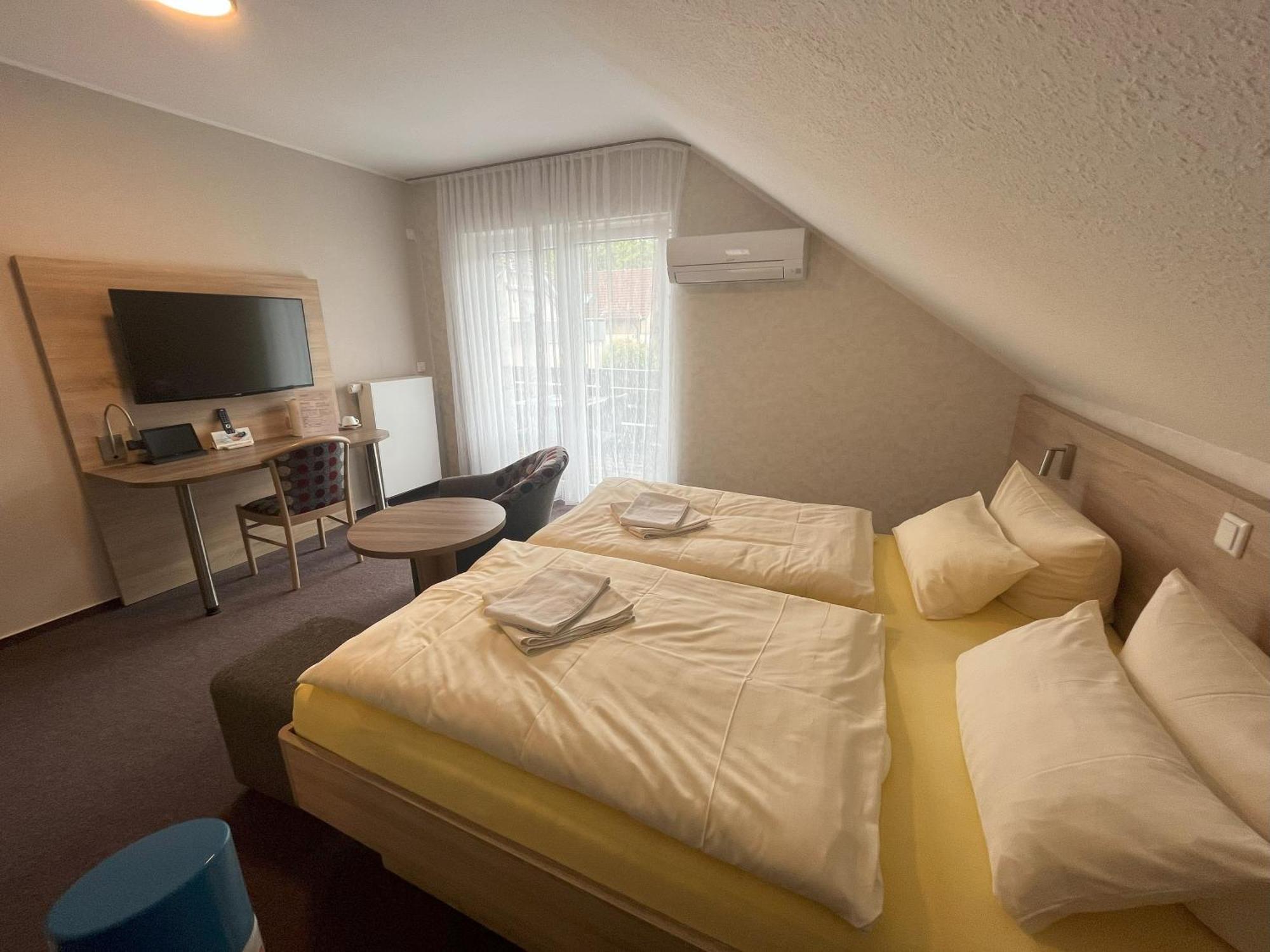 Hotel Am Steinertsee Kaufungen Exterior photo